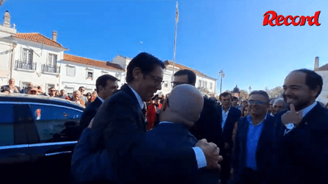 Rui Costa recebido por dezenas de adeptos à porta da Câmara Municipal de Santarém