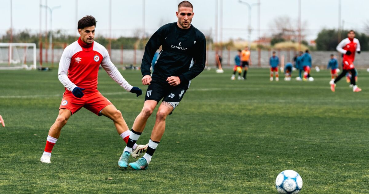 Gianluca Prestianni livre para reforçar o Benfica frente ao Hearts na Liga Europa